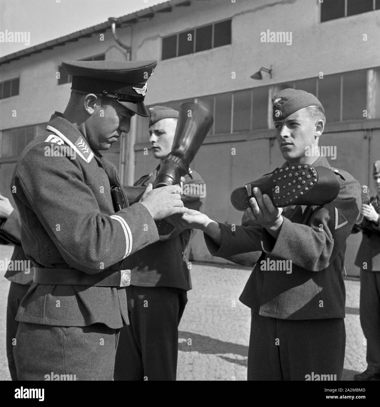 Stiefel Appell: der Spieß bei circuizione unbstechlichen Kontrolle, Deutschland 1940er Jahre. Boot raduno: kissem (personale) sergente al suo controllo spietato, Germania 1940s. Foto Stock