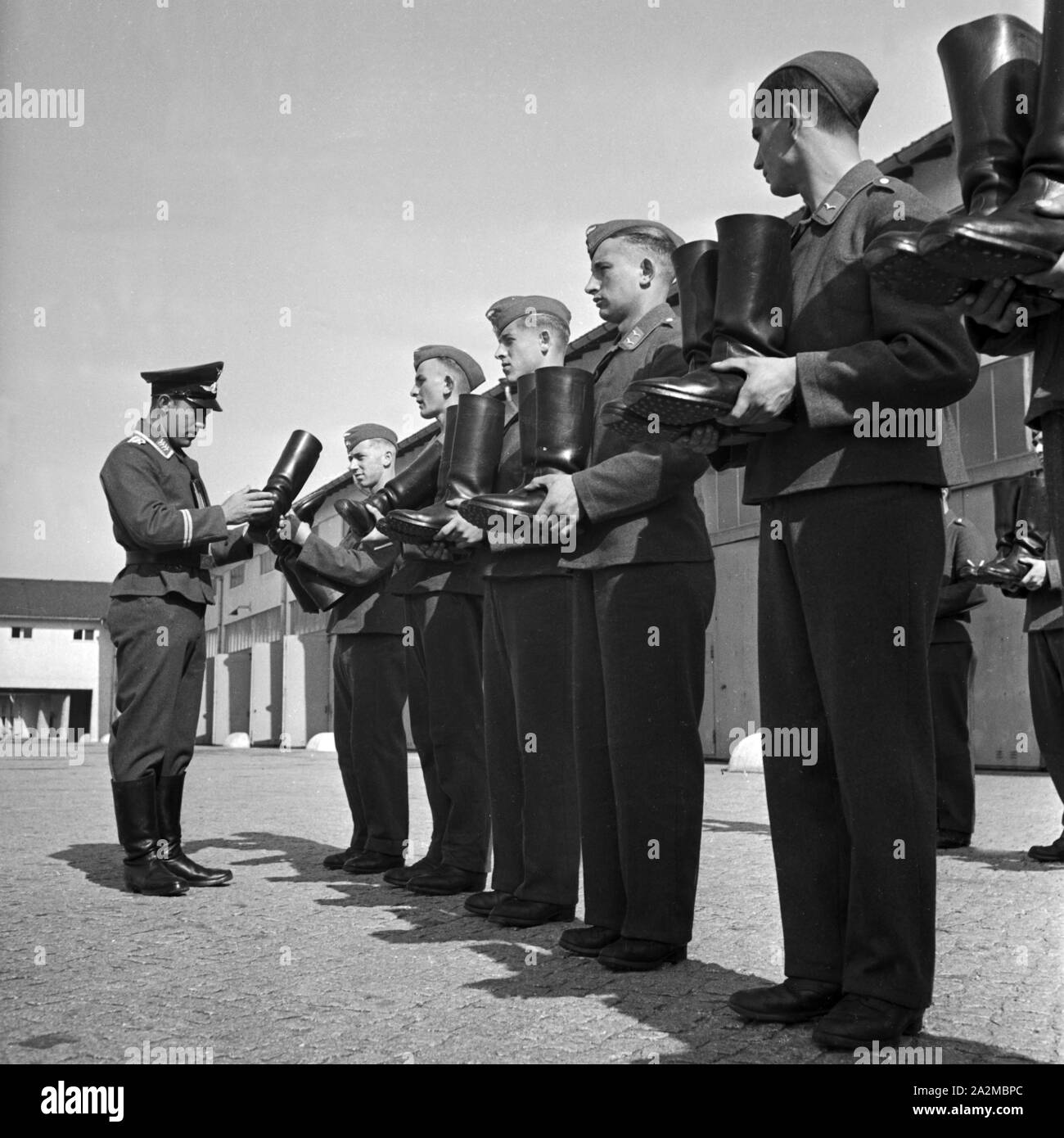 Stiefel Appell: der Spieß bei circuizione unbstechlichen Kontrolle, Deutschland 1940er Jahre. Boot raduno: kissem (personale) sergente al suo controllo spietato, Germania 1940s. Foto Stock