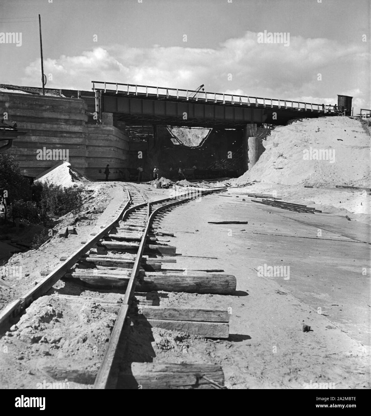 Original-Bildunterschrift: Reichsautobahnzubringer Berlino - Weiterbau der Strecke auch während des Krieges, Baustelle an der Reichsbahnunterführung Nikolassee, Deutschland 1940. Motore feeder a Reichsautobahn highway - continua la costruzione dell'autostrada alimentatore sebbene la guerra a Nikolassee, Germania 1940. Foto Stock