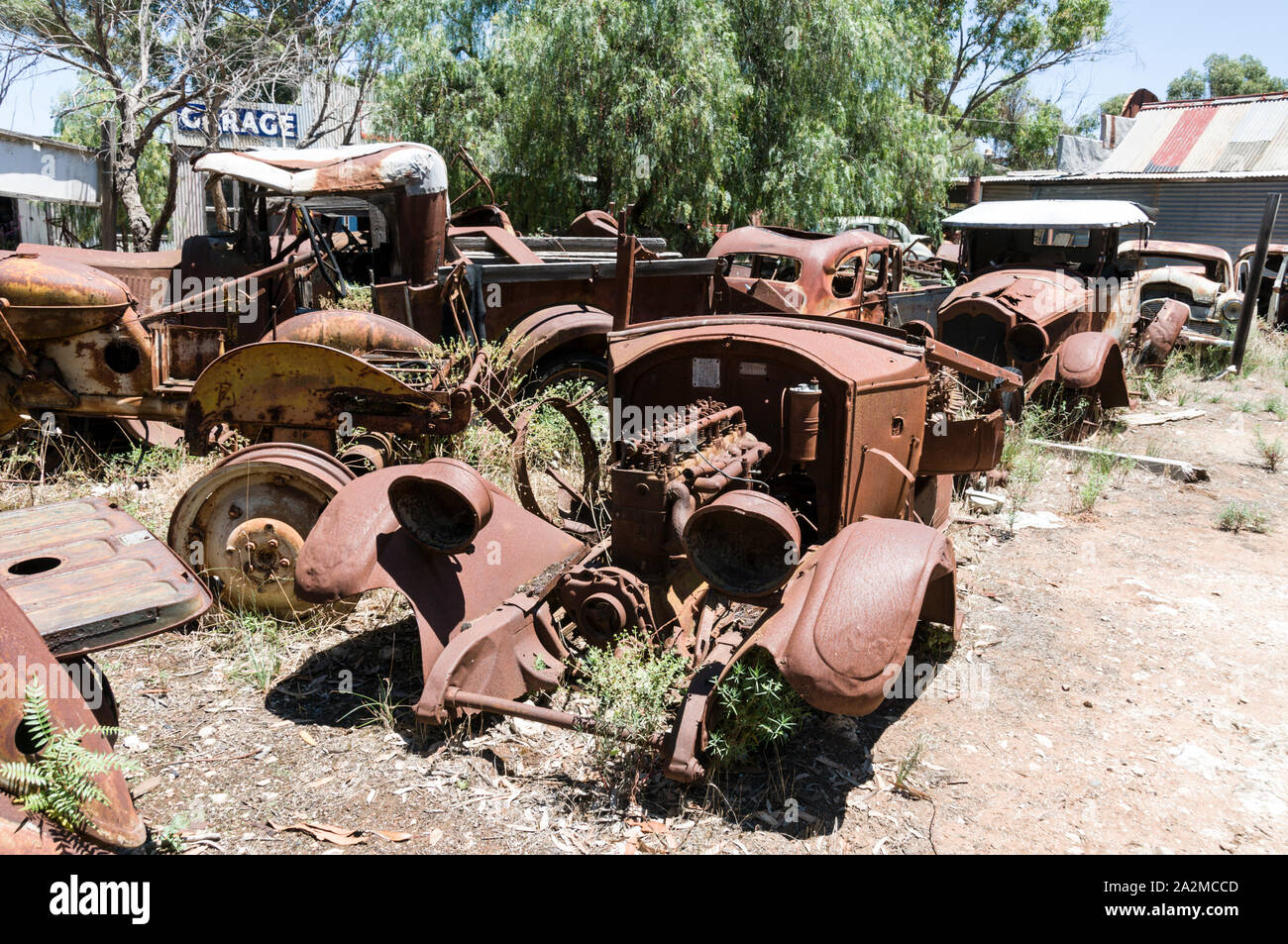 Vecchia città Tailem Pioneer Village, la più grande d Australia pioneer museo del villaggio. Distrutto veicoli pronti per il rottame in una vettura breakers cantiere alla open Foto Stock