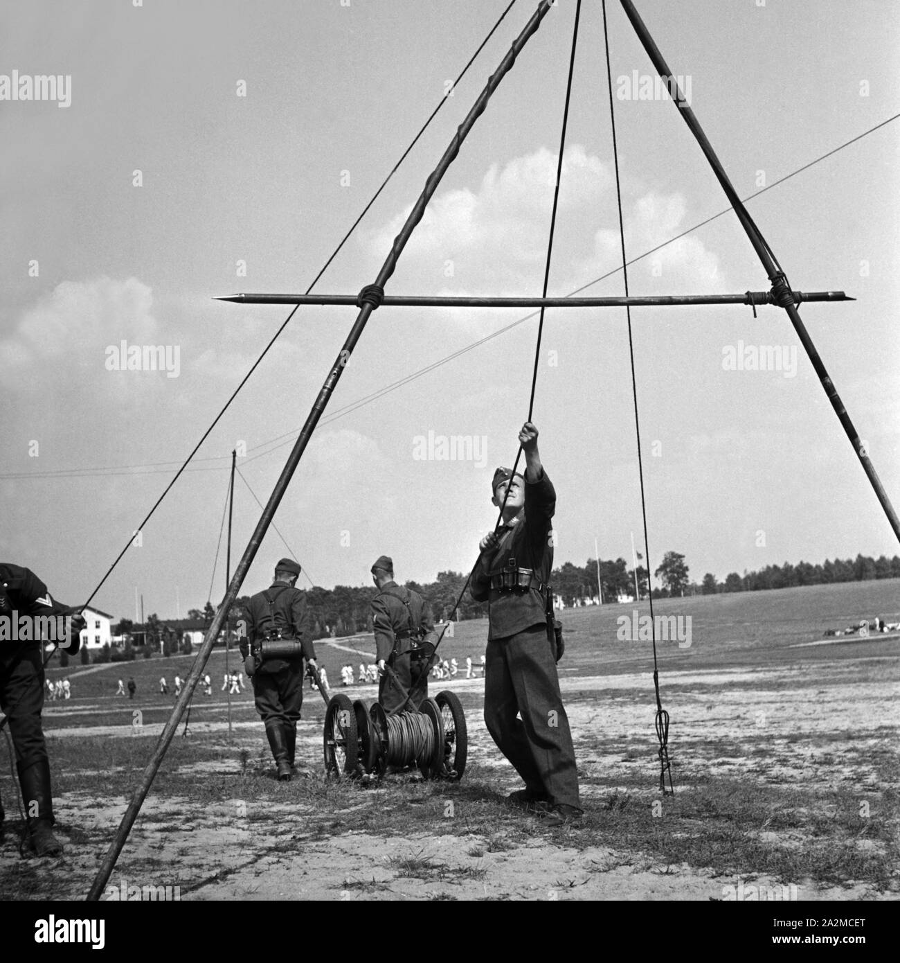 Original-Bildunterschrift: Übungsmäßig werden Fernsprechkabel gelegt, Deutschland 1940er Jahre. Filo telefonico è installato in un esercizio, Germania 1940s. Foto Stock