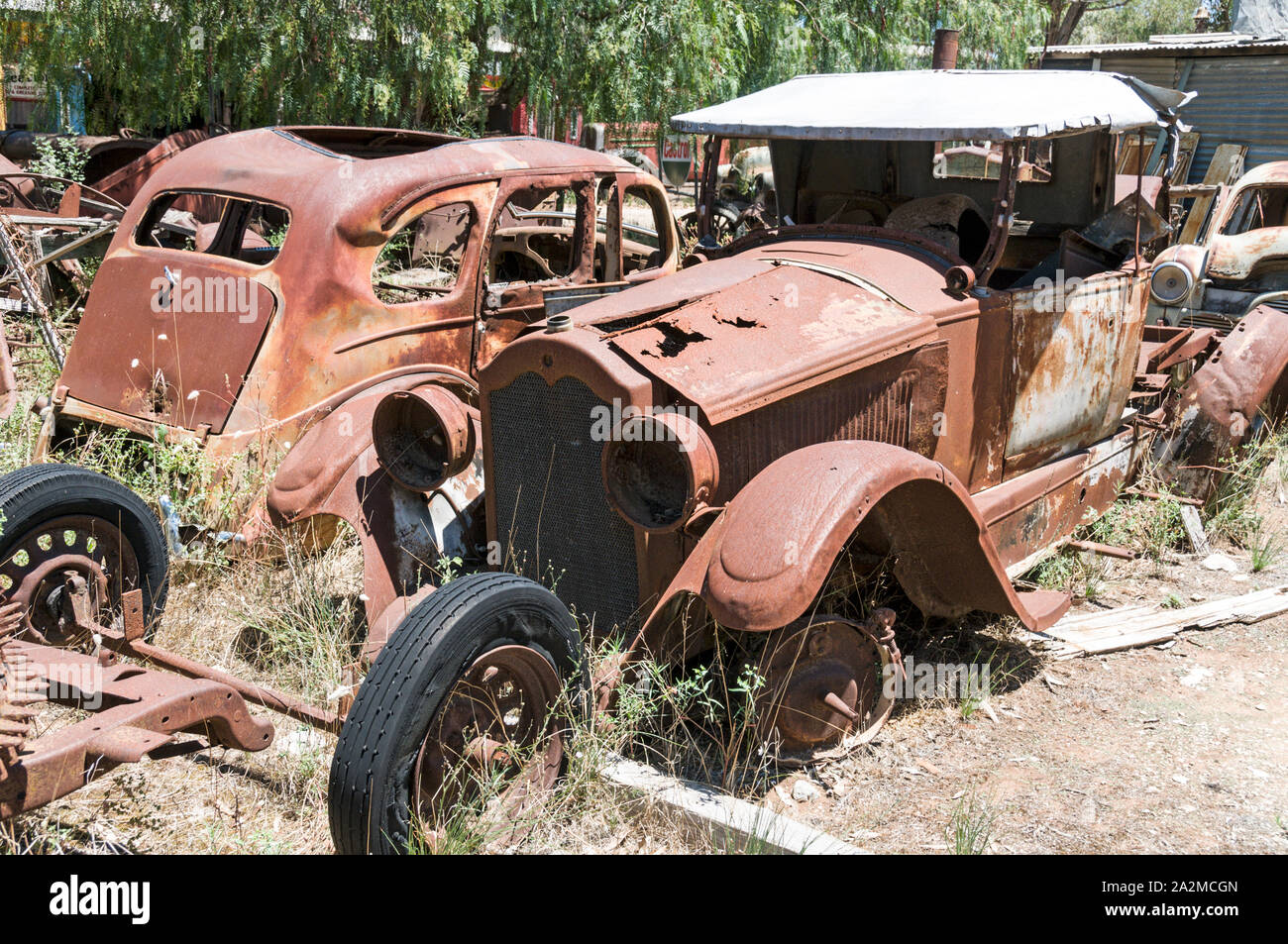 Vecchia città Tailem Pioneer Village, la più grande d Australia pioneer museo del villaggio. Distrutto veicoli pronti per il rottame in una vettura breakers cantiere alla open Foto Stock