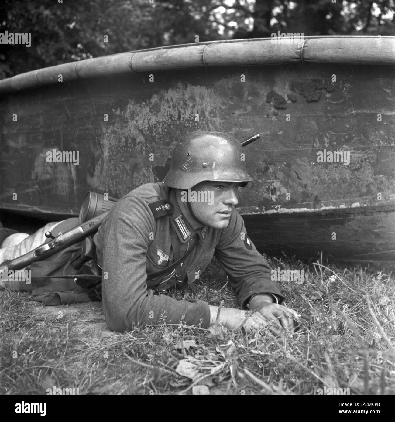 Original-Bildunterschrift: ruhig und gelassen erwarten die Sturmbootfahrer den Befehl zum Angriff, Deutschland 1940er Jahre. Calma e tranquillità i soldati da un assalto barca in attesa della fine di attacco, Germania 1940s. Foto Stock