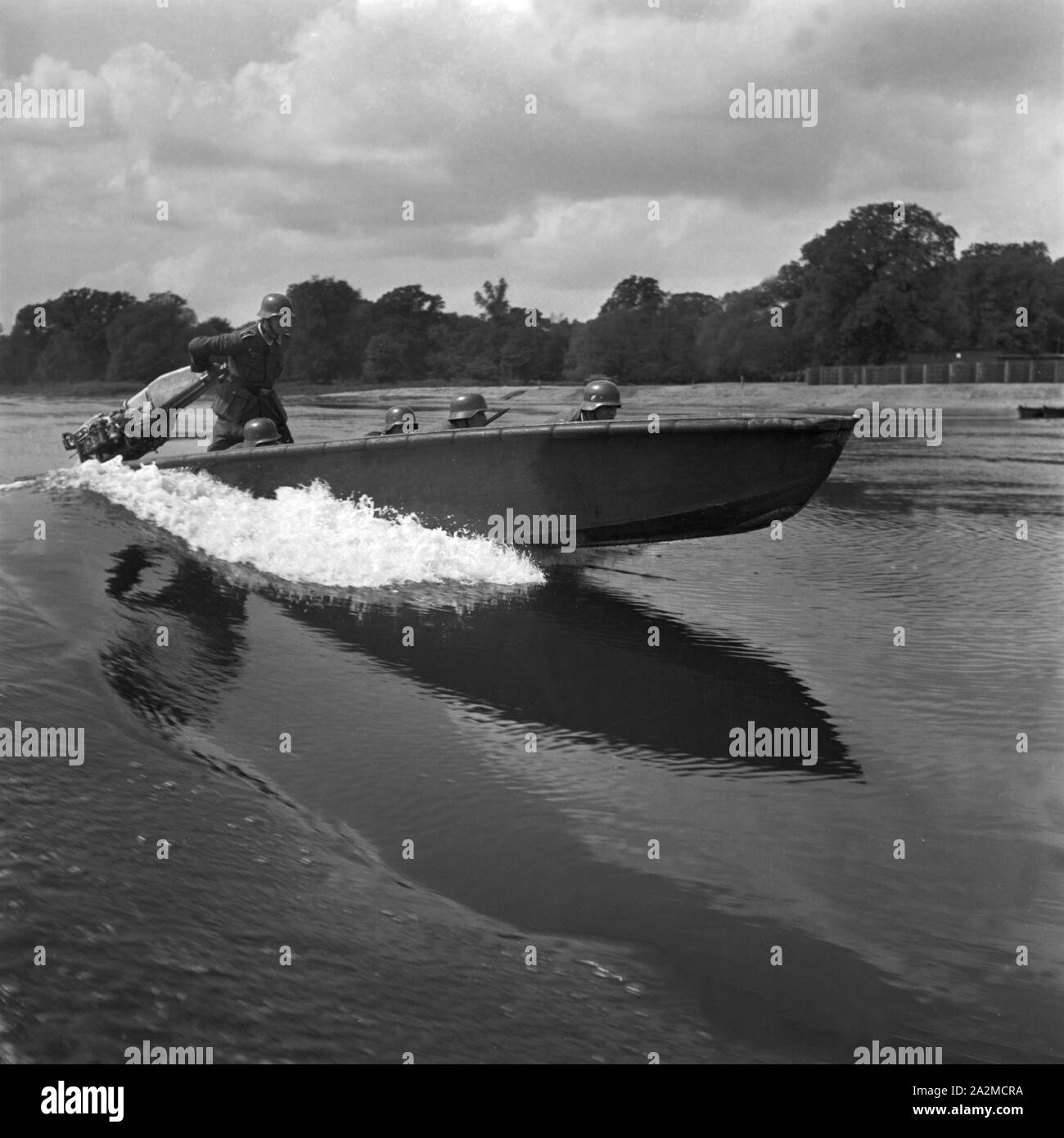 Original-Bildunterschrift: Pionier Sturmboot in voller Fahrt, Deutschland 1940er Jahre. Barca d'assalto di ingegneria militare unità in alta velocità, Germania 1940s. Foto Stock