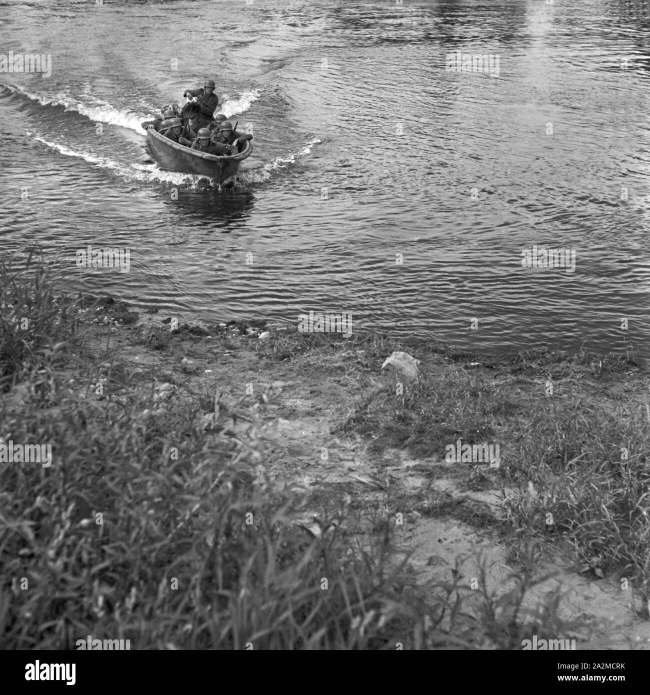 Original-Bildunterschrift: Ein Sturmboot erreicht das feindliche Ufer, Deutschland 1940er Jahre. Un assalto barca di raggiungere la riva ostile, Germania 1940s. Foto Stock