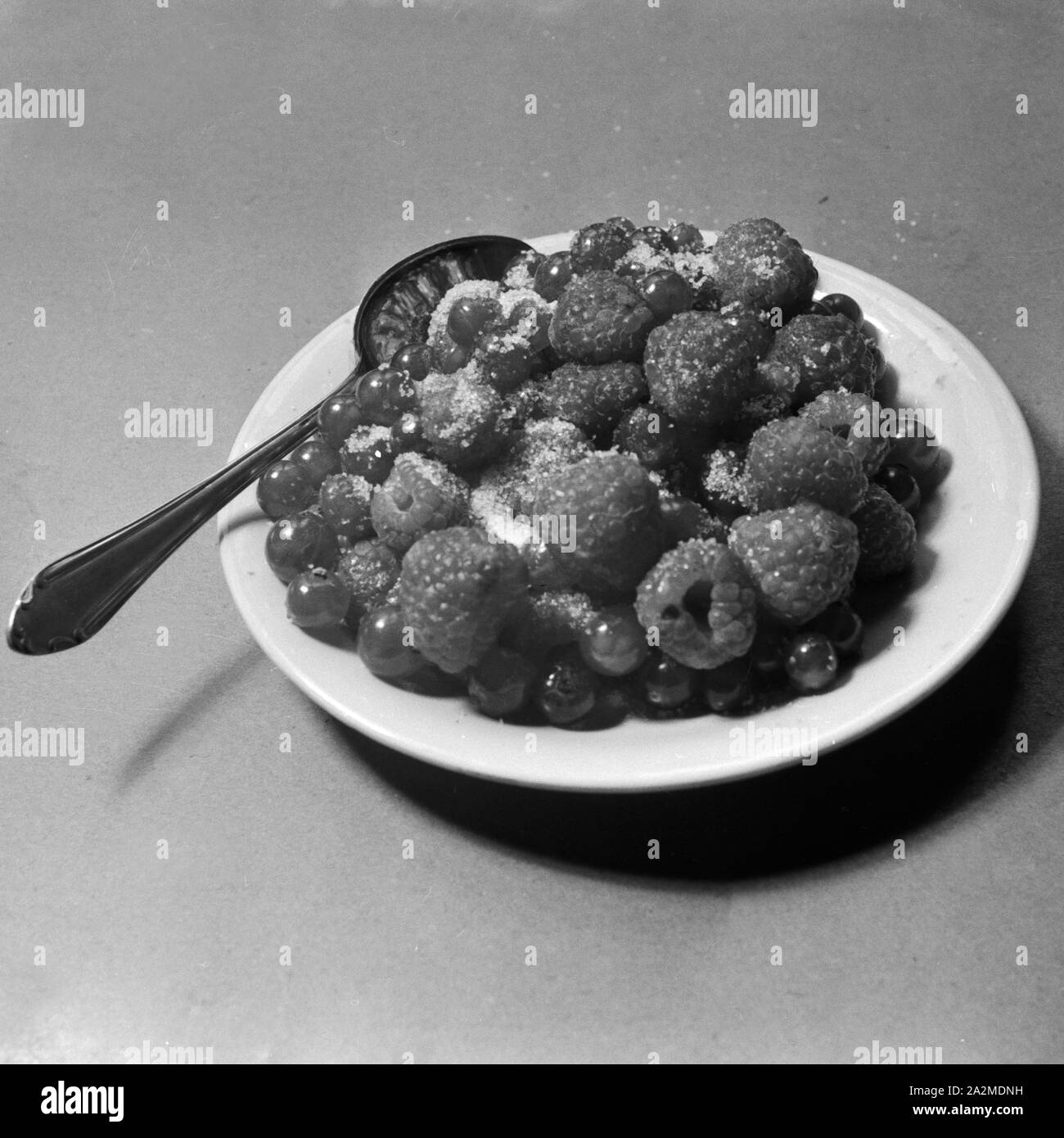 Nahaufnahme eines scrutatori mit gezuckerten Himbeeren und Johannisbeeren, Deutschland 1930er Jahre. Primo piano di una piastra con lamponi e ribes bianco, Germania 1930s. Foto Stock