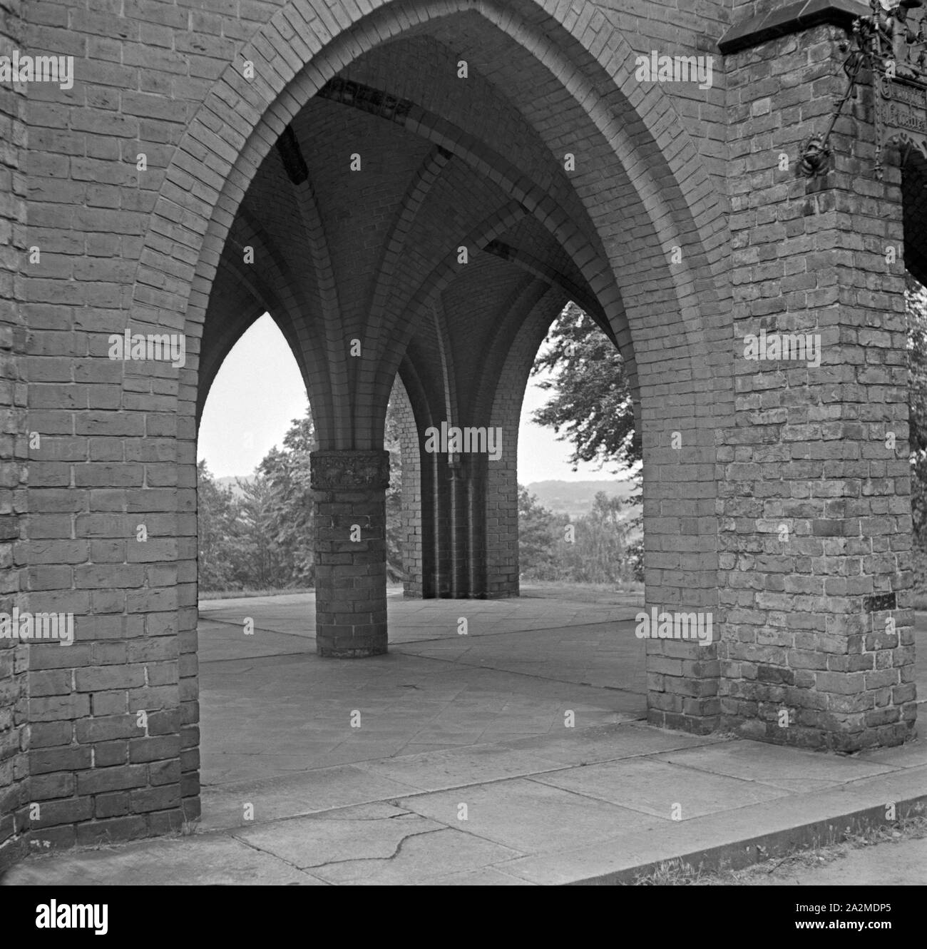 Reproduktion aus der Sammlung Edwin Redslob: ein altes Stadttor a Berlino, Deutschland 1930er Jahre. Riproduzione dalla Edwin Redslob collezione: un vecchio Berlin city gate, Germania 1930s. Foto Stock