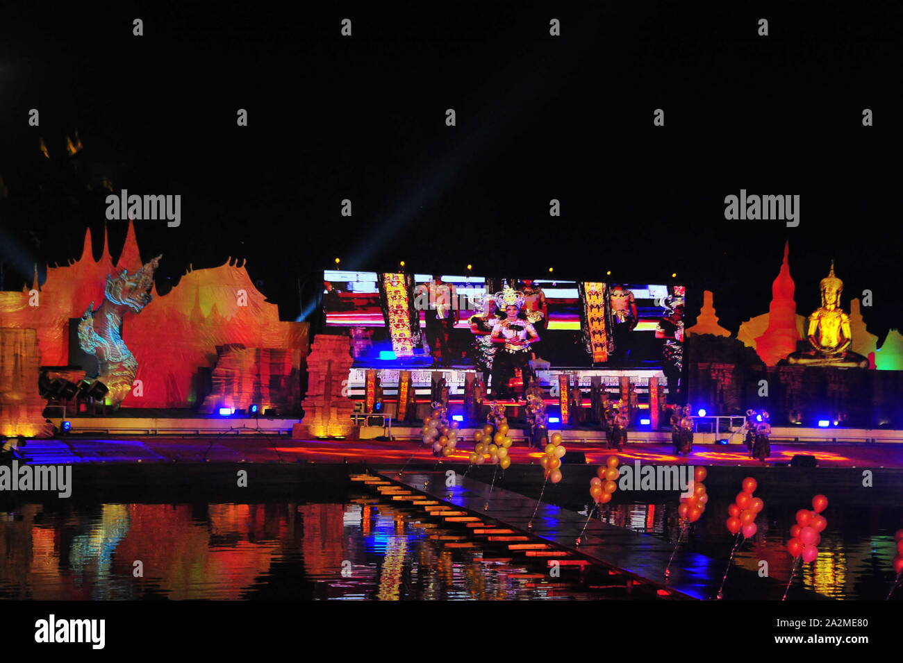 PHETCHABUN, Tailandia - 28 settembre 2019 : il Buddha Thamaracha luce e suono (Pechabura Parco buddista) come parte delle Um Phra Dam cerimonia Nam Fest Foto Stock