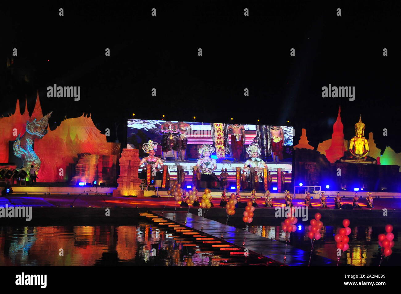 PHETCHABUN, Tailandia - 28 settembre 2019 : il Buddha Thamaracha luce e suono (Pechabura Parco buddista) come parte delle Um Phra Dam cerimonia Nam Fest Foto Stock