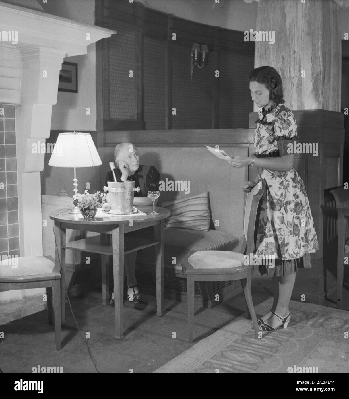 Die deutsche Schauspielerin Evelyn von Schoening beim Kuraufenthalt in der Villa Sommerberg in Bad Rippoldsau im Schwarzwald, Deutschland 1930er Jahre. Attrice tedesca Evelyn von Schoening presso la spa resort Villa Sommerberg a Bad Rippoldsau nella Foresta Nera, Germania 1930s. Foto Stock