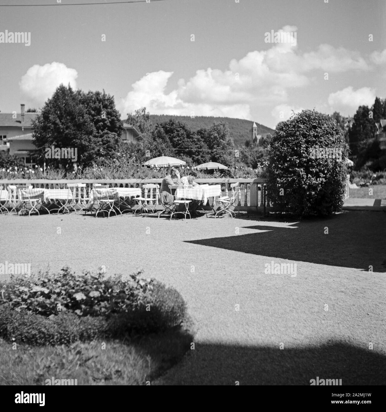 Blick auf ein Gartenrestaurant (ristorante nel giardino) im Schwarzwald, Deutschland 1930er Jahre. Vista di un ristorante con giardino in zona della Foresta Nera, Germania 1930s. Foto Stock