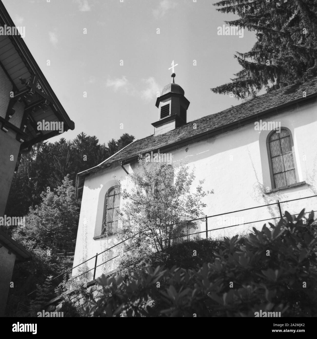 Kirche in einem kleinen Dorf, Deutschland 1930er Jahre. Chiesa in un piccolo villaggio, Germania 1930s. Foto Stock