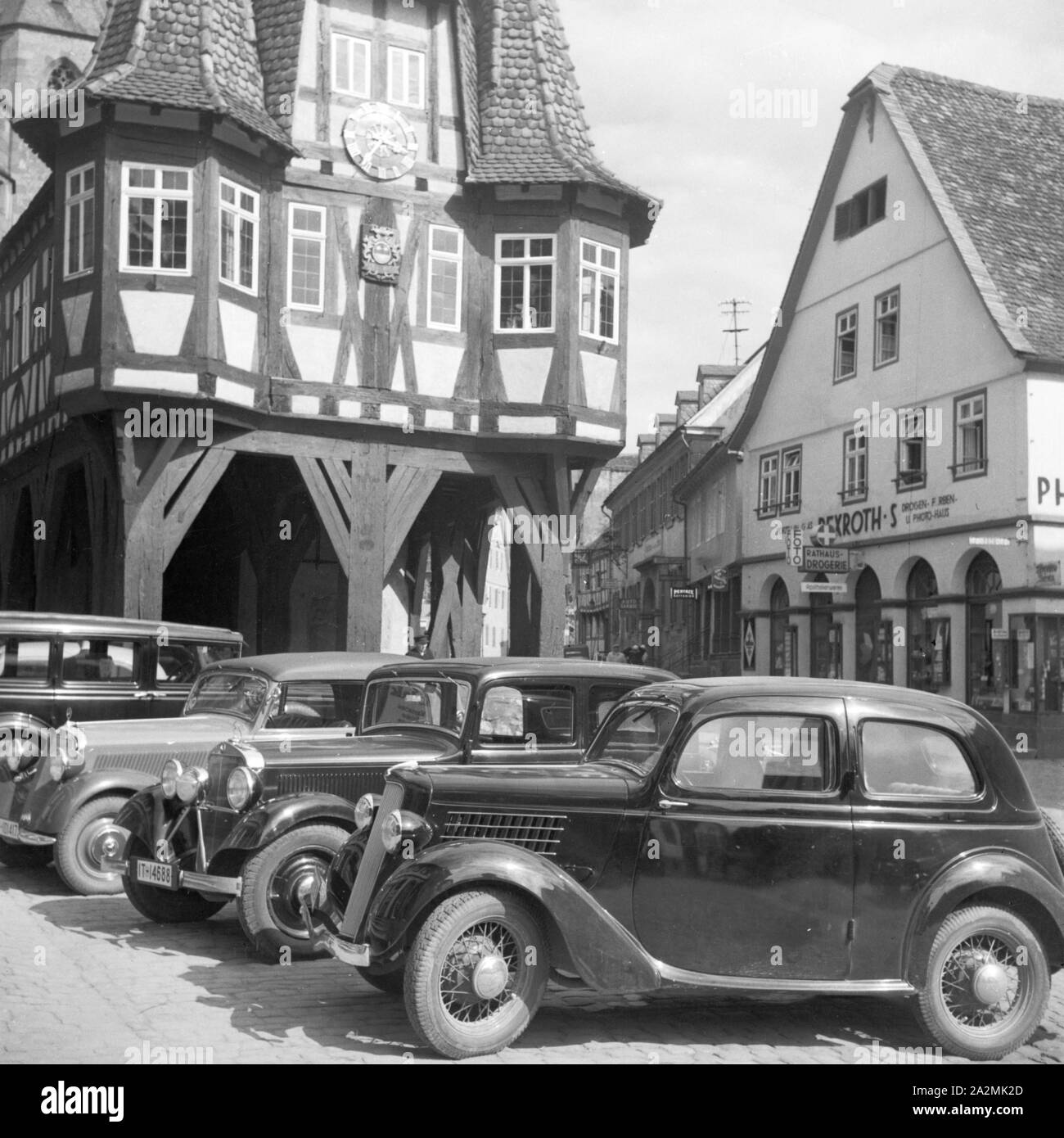 Autos parken vor dem Rathaus a Michelstadt im Odenwald in Hessen, Deutschland 1930er Jahre. Parcheggio auto di fronte al municipio a Michelstadt in corrispondenza della regione di Odenwald in Hesse, Germania 1930s. Foto Stock