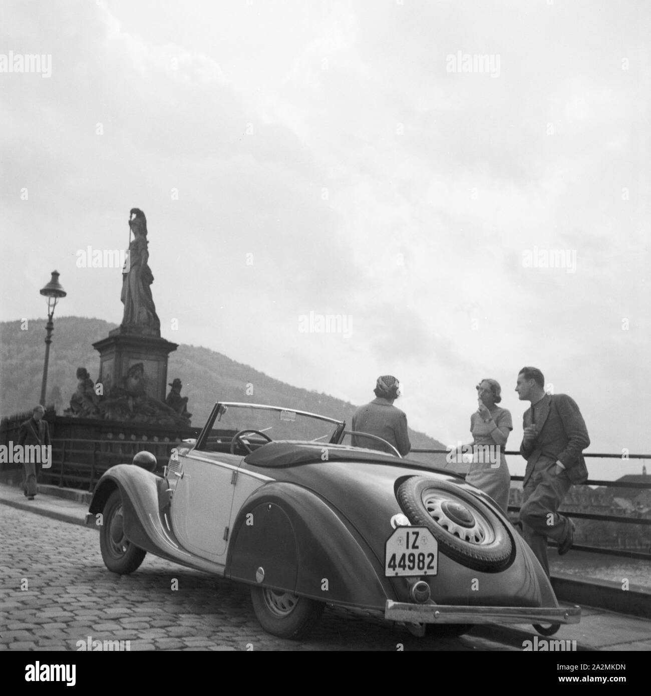 Mit dem Ford Eifel unterwegs in Heidelberg in der Pfalz, Deutschland 1930er Jahre. Con il modello Ford Eifel a Heidelberg nella zona del Palatinato, Germania 1930s. Foto Stock