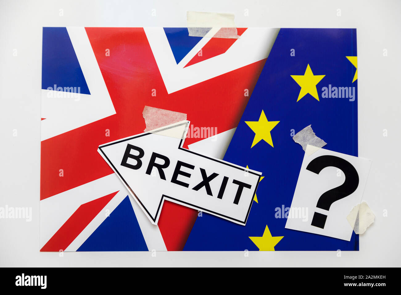 Brexit un grande punto interrogativo, inglesi e Unione europea bandiera coppia, Brexit segno di freccia e un punto interrogativo come concetto di idee. Lasciando il Regno Unito UE Foto Stock
