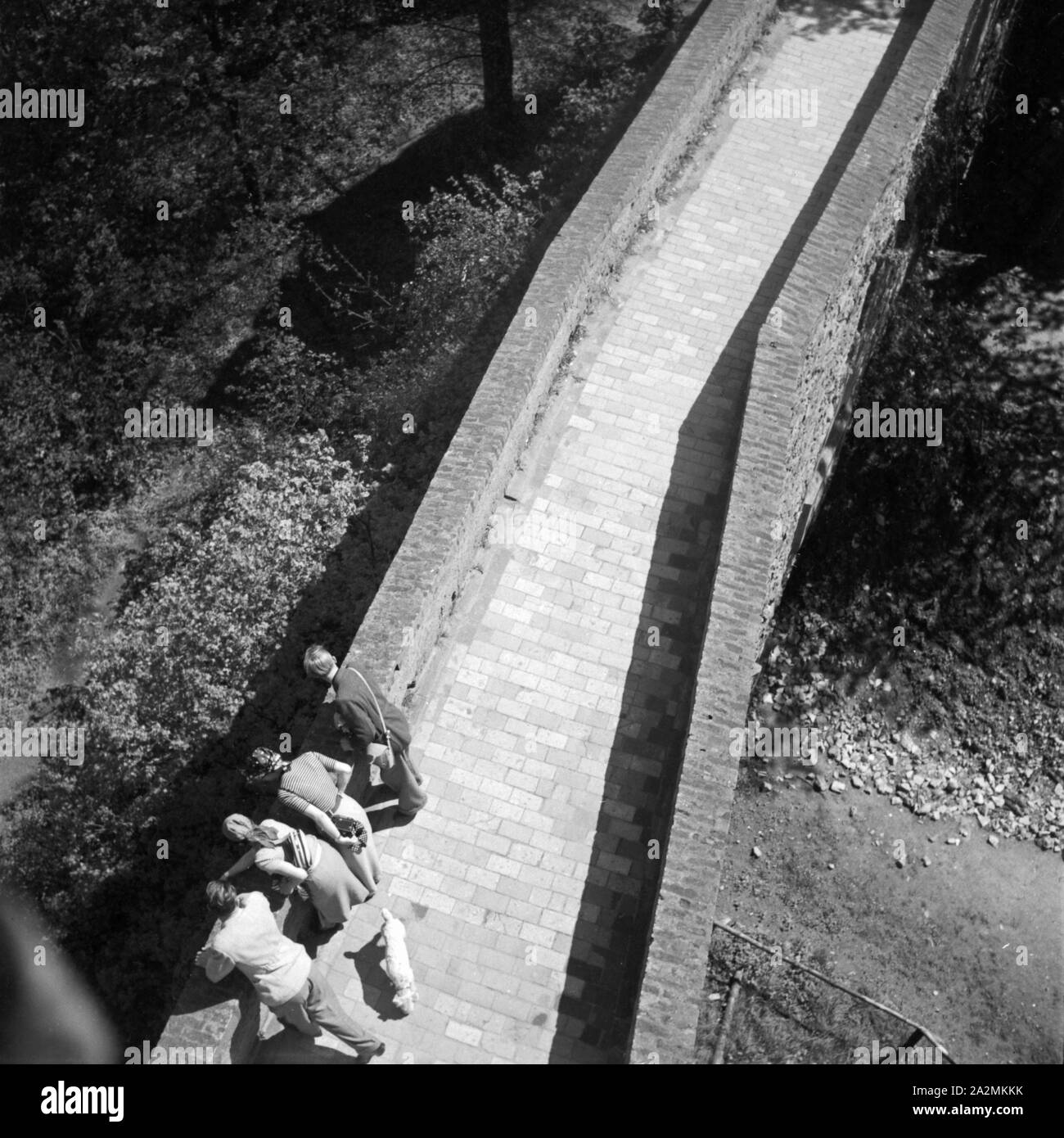 Besucher auf einer steinernen Brücke von Schloss Auerbach im Odenwald, Deutschland 1930er Jahre. I visitatori su un ponte in pietra di Auerbach castello presso la regione di Odenwald, Germania 1930s. Foto Stock