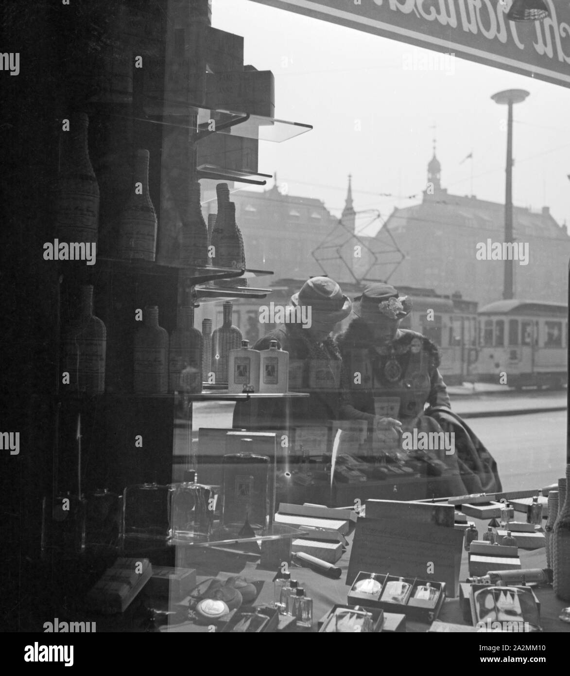 Zwei ältere Damen schauen in die Auslage einer Parfümerie, Deutschland 1930er Jahre. Due anziane signore guardare le offerte di una profumeria, Germania 1930s. Foto Stock