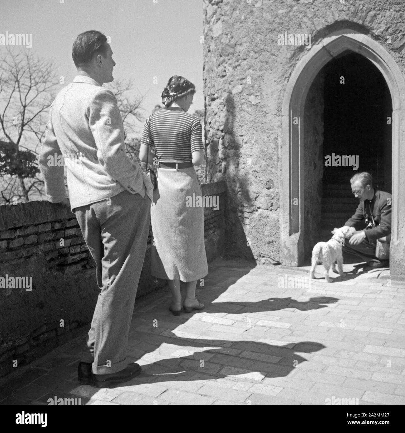 Der Fotograf Karl Heinrich Lämmel (mit hund) und Freunden, Deutschland 1930er Jahre. Fotografo Karl Heinrich Laemmel (con cane) e amici, Germania 1930s. Foto Stock