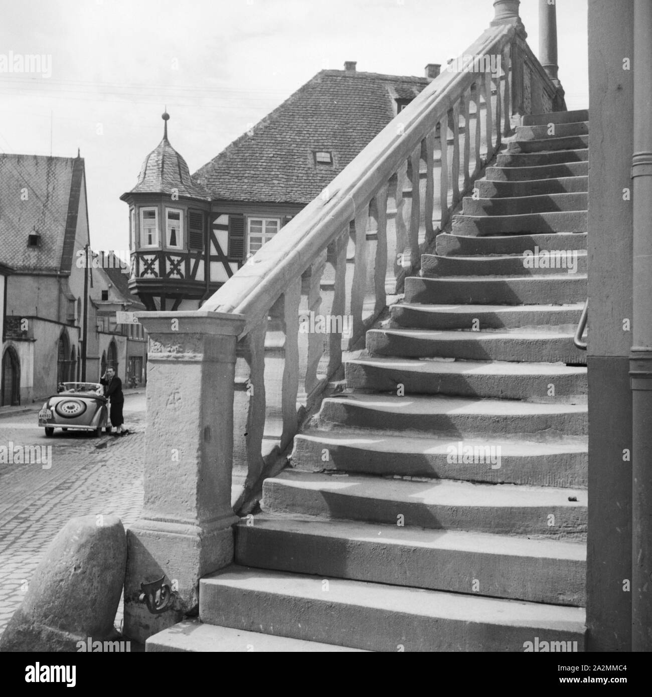 Treppe mit Fachwerkhaus im Hintergrund in Deidesheim an der Weinstrasse, Deutschland 1930er Jahre. Scale di legno della casa sullo sfondo a Deidesheim nel Palatinato, Germania 1930s. Foto Stock