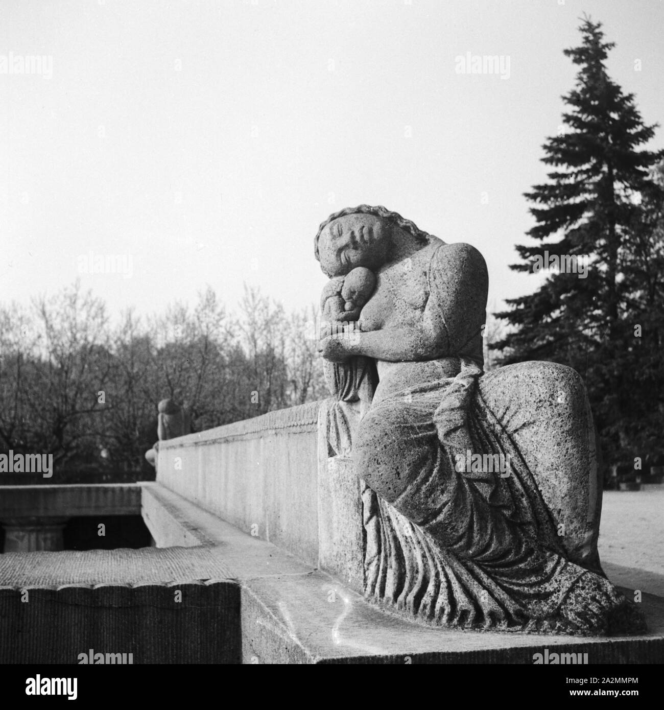 Mutter und tipo statua a Darmstadt, Deutschland 1930er Jahre. La scultura mostra madre con bambino a Darmstadt, Germania 1930s. Foto Stock
