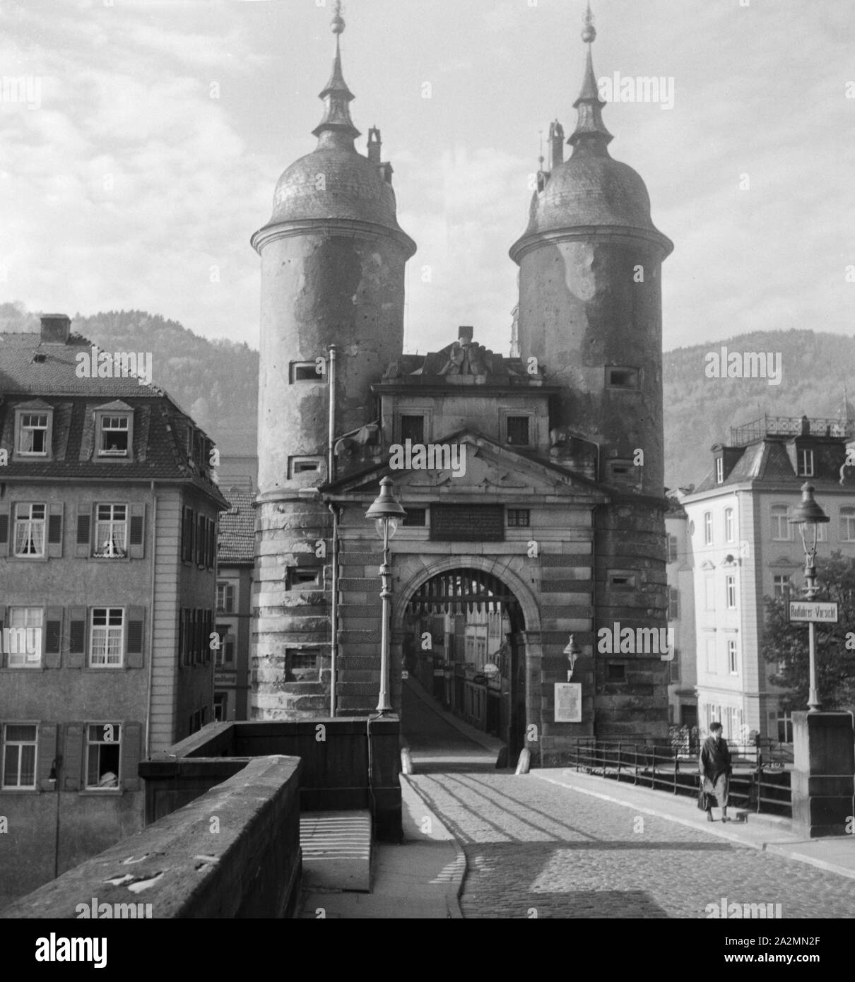 Das Brückentor an der Alten Brücke über den Neckar a Heidelberg, Deutschland 1930er Jahre. Gate Brueckentor presso il vecchio ponte sul fiume Neckar a Heidelberg, Germania 1930s. Foto Stock