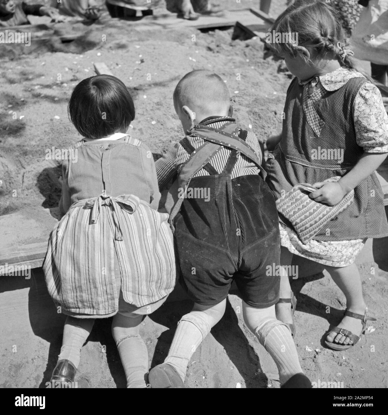 Kinder un einem Sandkasten, Deutschland 1930er Jahre. I bambini in un pallone, Germania 1930s. Foto Stock