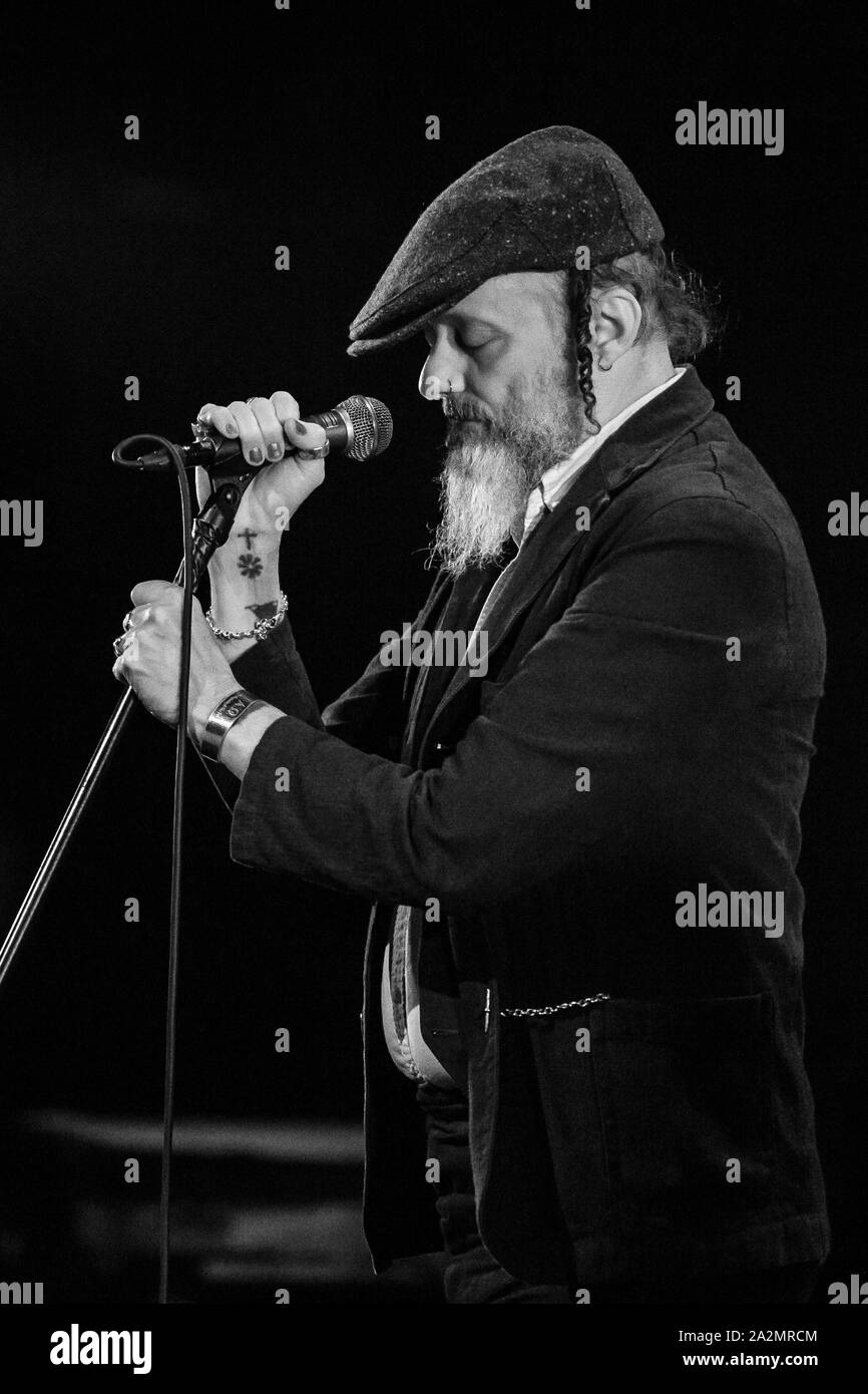 Asker, Norvegia. 2nd, ottobre 2019. Il British musica sperimentale gruppo corrente 93 esegue un concerto dal vivo in Asker Kulturhus in Asker. Qui il cantante e cantautore e poeta David Tibet è visto dal vivo sul palco. (Photo credit: Gonzales foto - Tord Litleskare). Foto Stock