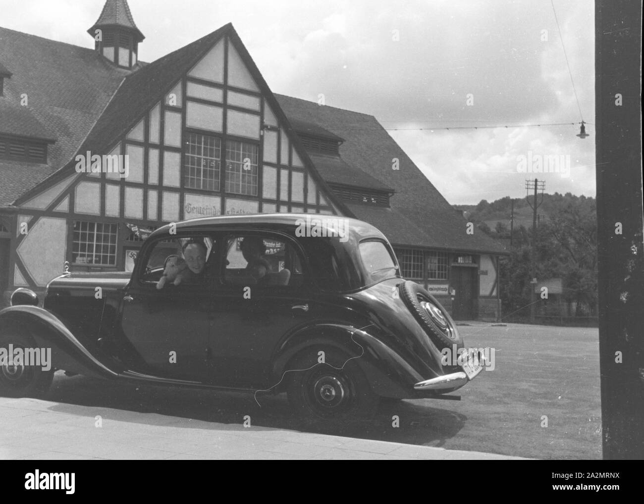 Zwei junge Frauen bei ihrer Ankunft in dem Stuttgarter Stadtteil Uhlbach, Deutschland 1930er Jahre. Due giovani donne che arrivano a Uhlbach, un quartiere di Stoccarda , Germania 1930s. Foto Stock