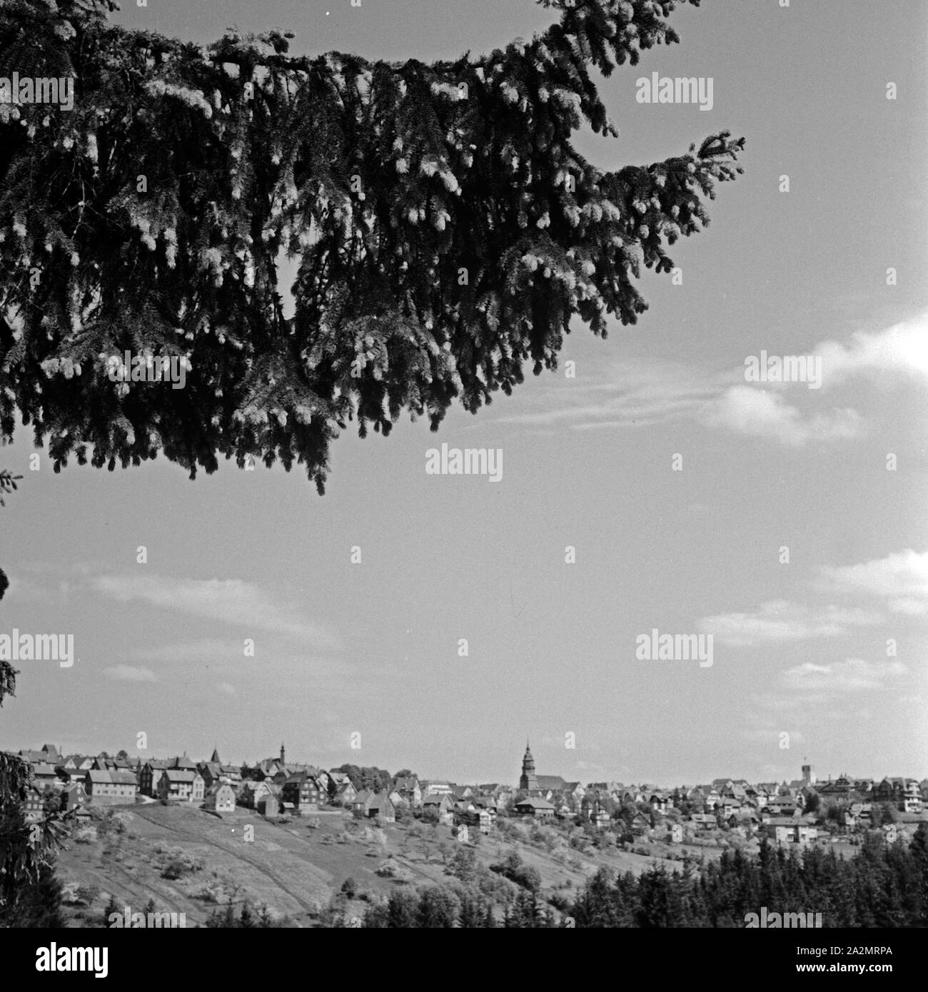 Blick auf Freudenstadt im Schwarzwald von einer Anhöhe aus, Deutschland 1930er Jahre. Vista panoramica della città di Freudenstadt Germania 1930s. Foto Stock