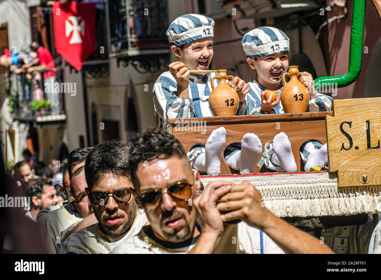 Italia Molise - Campobasso - Le comparse di luoghi e fissato in 12 macchine in legno sfilano in processione dei Misteri di Campobasso, Italia, in occasione della festa del Corpus Domini festa religiosa Foto Stock