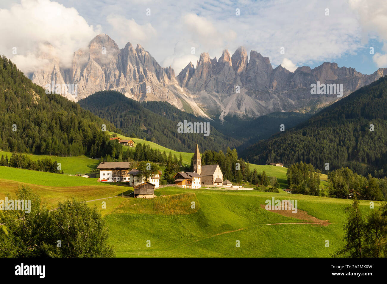 Val di Funes, una splendida valle dove la piccola Santa Magdalena chiesa segna la sua posizione strategica per uno dei più imponenti cartoline di D Foto Stock