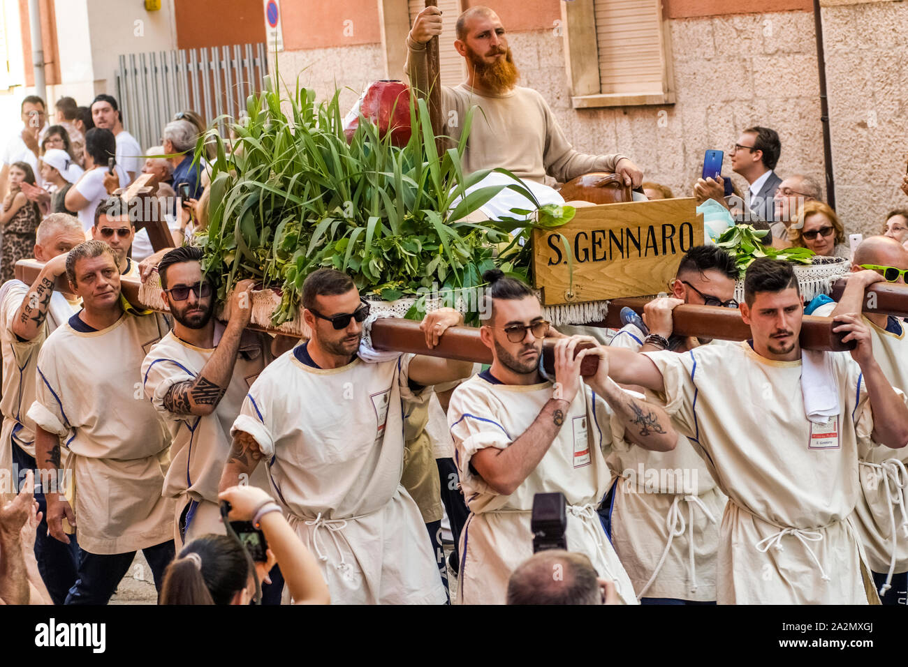 Italia Molise - Campobasso - Le comparse di luoghi e fissato in 12 macchine in legno sfilano in processione dei Misteri di Campobasso, Italia, in occasione della festa del Corpus Domini festa religiosa Foto Stock