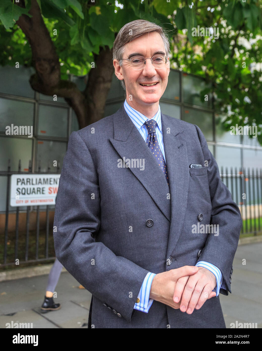 Westminster, Londra, Regno Unito, 03 ott 2019. Giacobbe Rees-Mogg, leader della House of Commons, conservatori MP, chat a un passante da vicino le Case del Parlamento europeo a Londra. Credito: Imageplotter/Alamy Live News Foto Stock