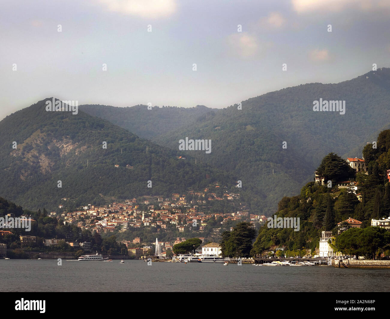 Vista verso il nord del lago di Como e Cernobbio, dal porto di Como, Lombardia, Italia Foto Stock
