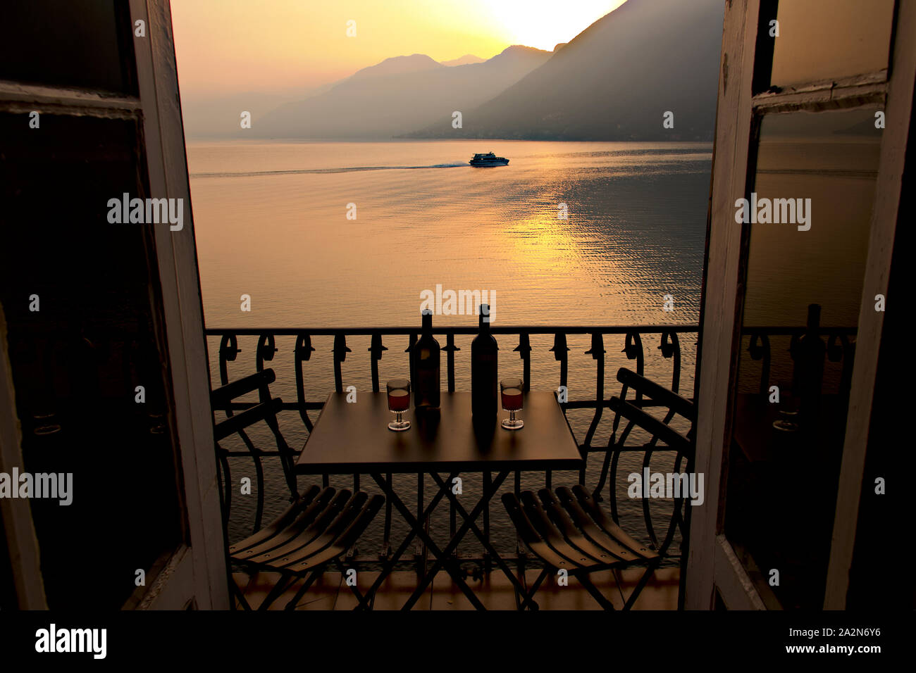 Un romantico balcone impostazione al tramonto sul Lago di Como, Lombardia, Italia Foto Stock