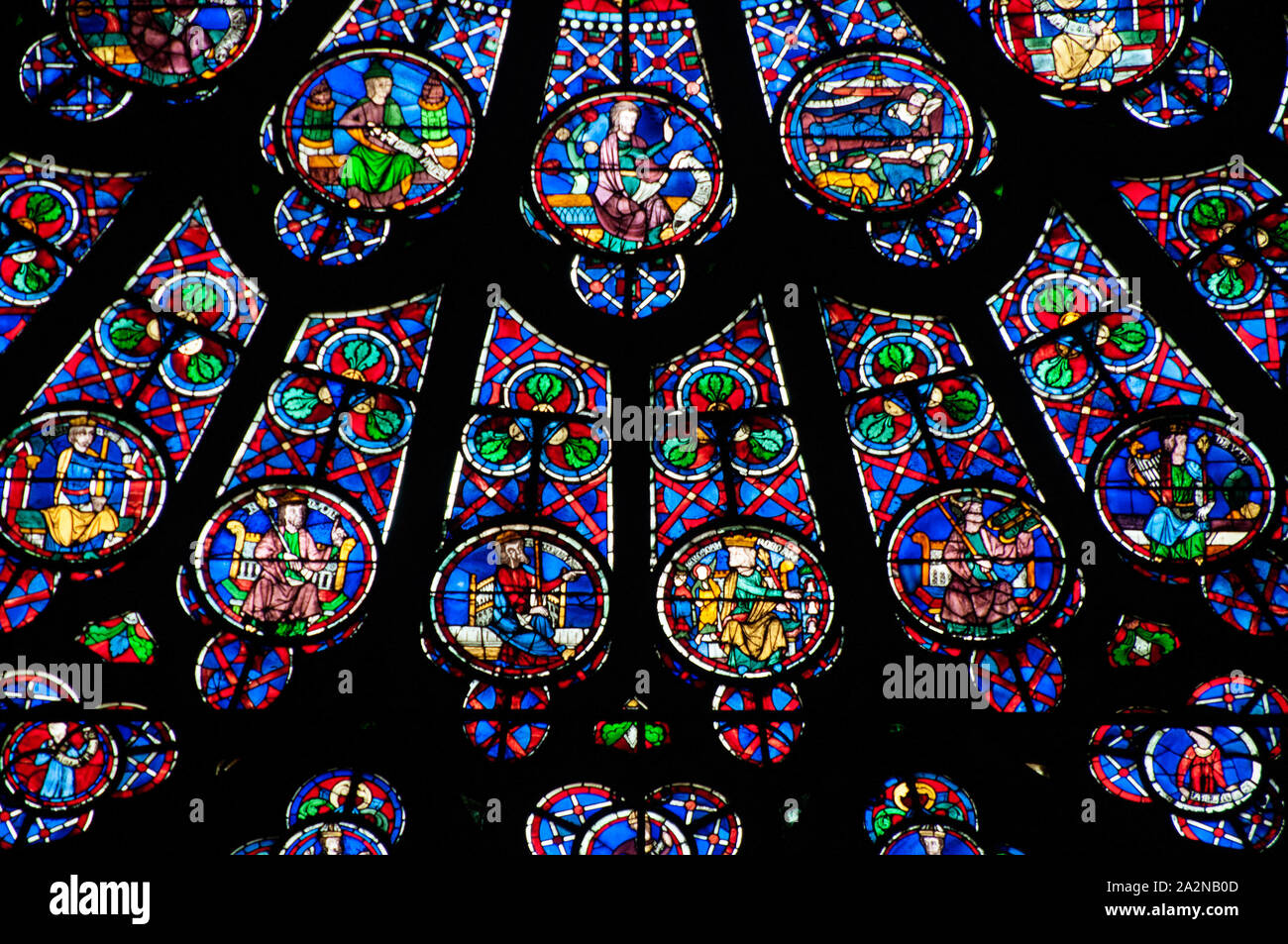 Le finestre di vetro macchiate , il rosone di Notre Dame, Paris, Francia Foto Stock