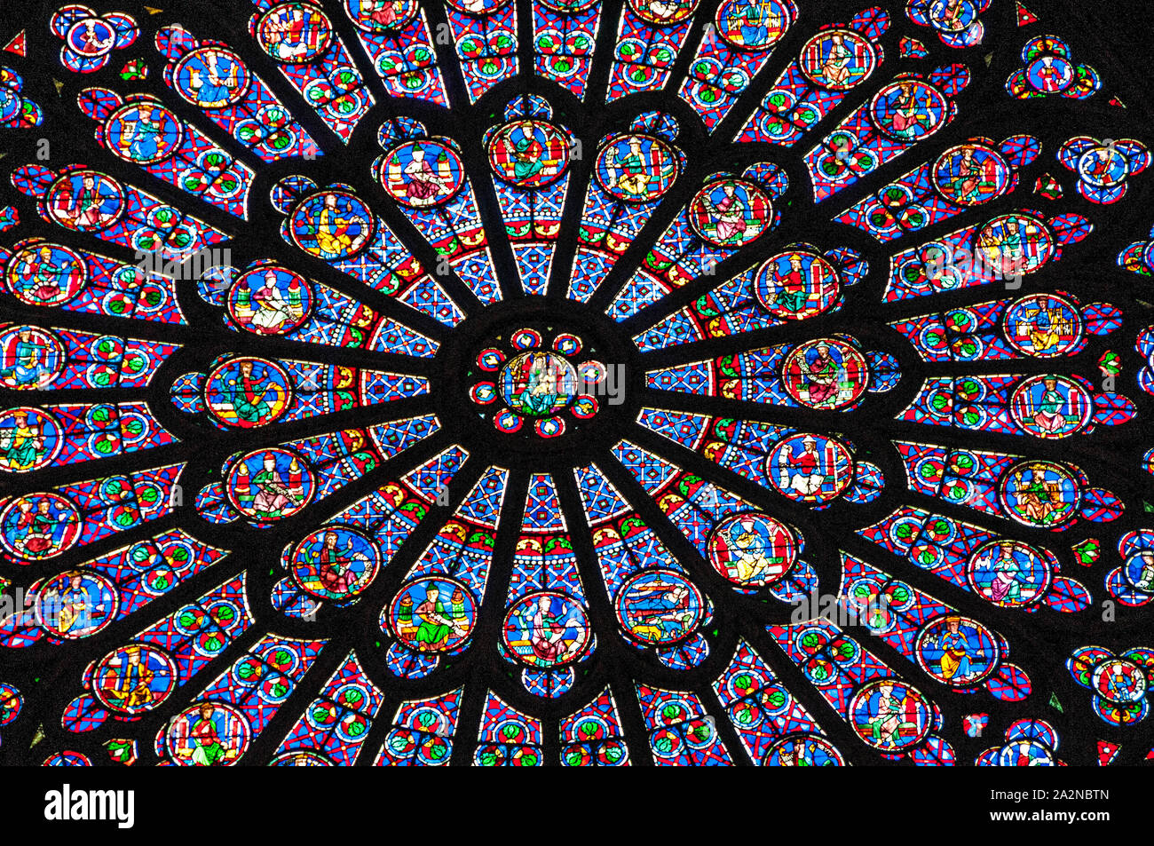Le finestre di vetro macchiate , il rosone di Notre Dame, Paris, Francia Foto Stock