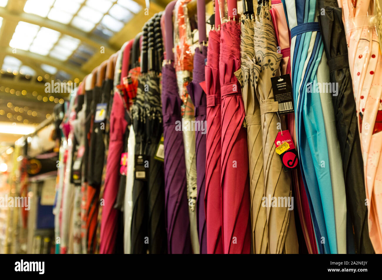 Visualizzazione di ombrelloni in St Nicholas Market, Bristol, Regno Unito Foto Stock