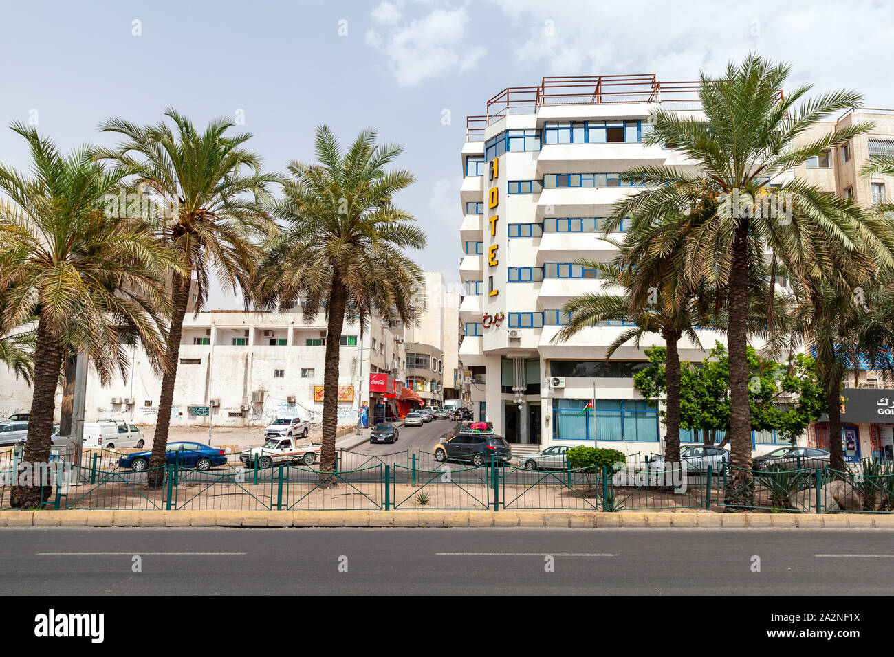 Aqaba Giordania - 18 Maggio 2018: Street View di Aqaba città con alberi di palma che cresce su strada a giornata di sole Foto Stock