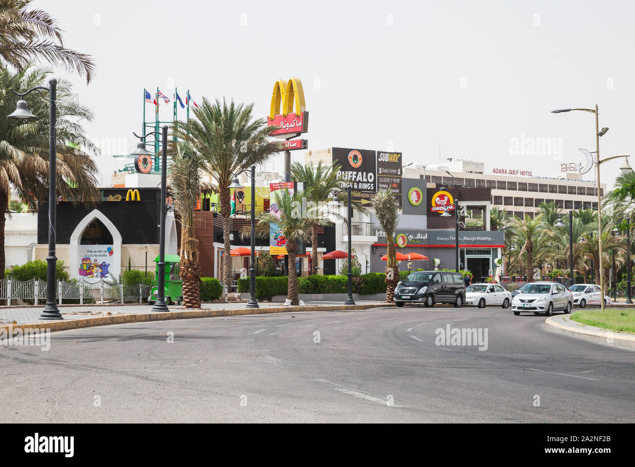 Aqaba Giordania - 18 Maggio 2018: Street View di Aqaba al giorno di sole. Grande Rivolta Araba cerchio Foto Stock