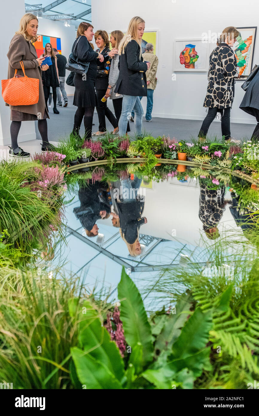 Londra, Regno Unito. 3° OTT 2019. Untitled, 2019, di Urs Fischer nella Galerie Max Hetzler - fregio di Londra, un annuale Fiera a Regents Park. Esso riunisce più di 160 dei leader del mondo contemporaneo, gallerie con speciale curata sezioni: la messa a fuoco e per mostrare i talenti emergenti; live, una piattaforma per la performance art; e di nuovo per il 2019, tessuti, che esplora i tessili, tessitura e le eredità del colonialismo. Essa rimane aperta fino al 6 ottobre 2019. Foto Stock