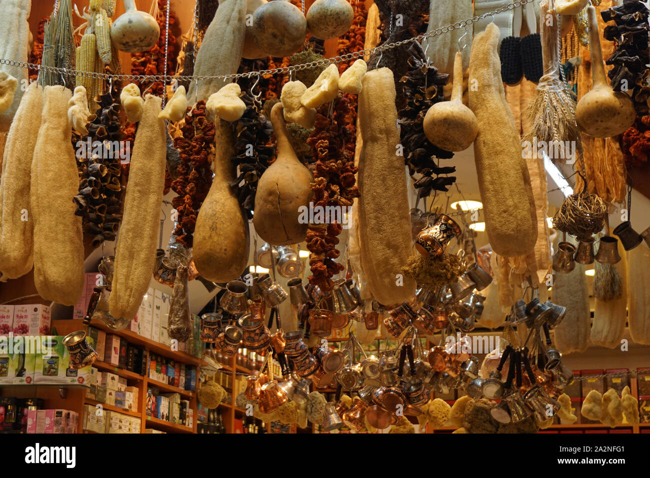 Varietà di articoli sul mercato in stallo Istanbul Grand Bazaar Foto Stock