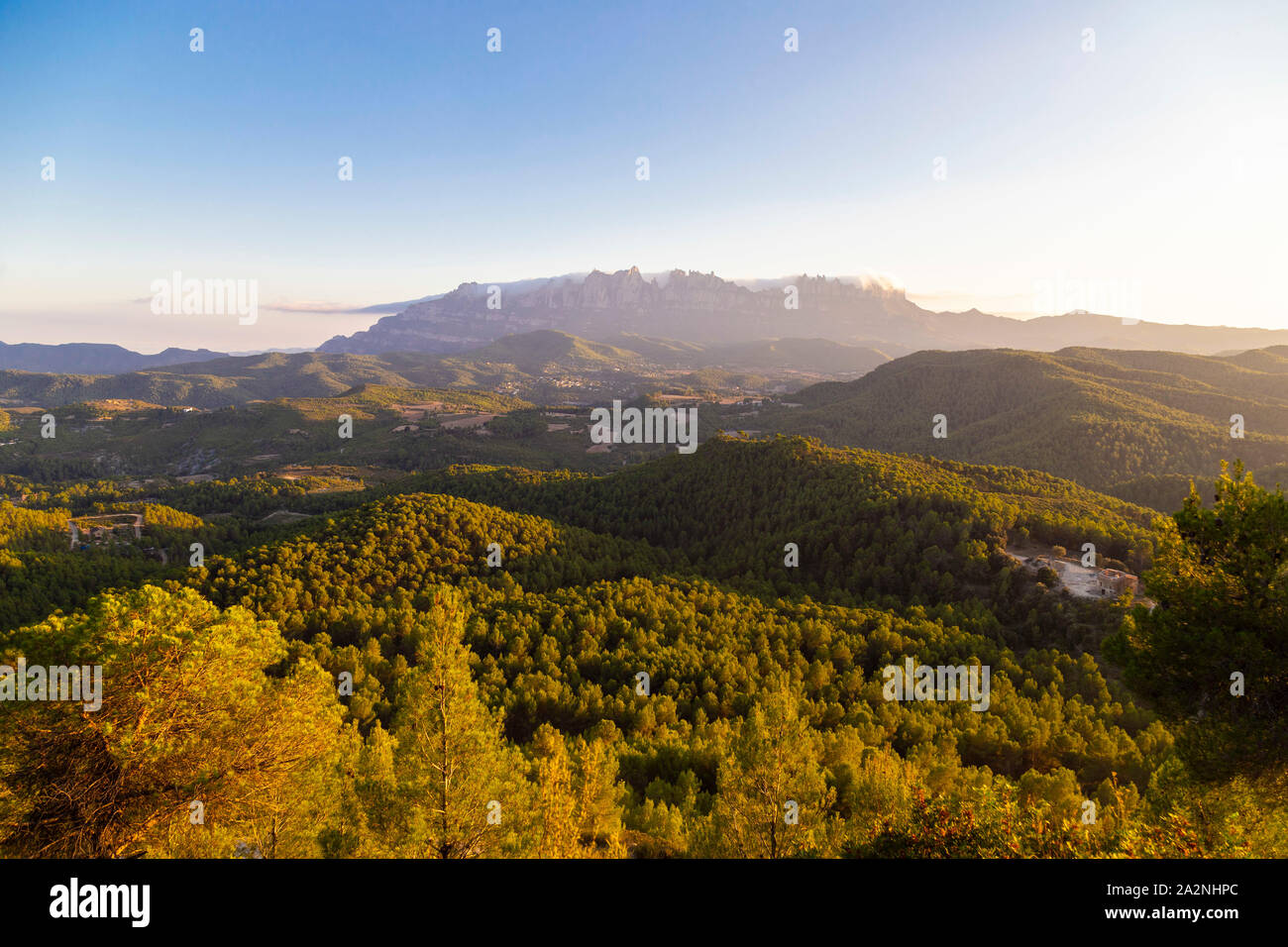 Montserrat è un massiccio montuoso della Catalogna, situato a cavallo nelle contee di Bages, Anoia e di Baix Llobregat. È molto prominente e ha Foto Stock