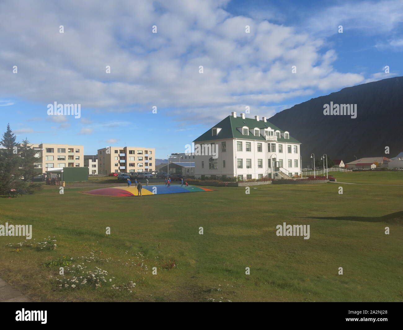 Vista della casa della cultura, l ex ospedale della città e ora una biblioteca e una sala delle esposizioni; Isafjordur, Westfjords, Islanda Foto Stock