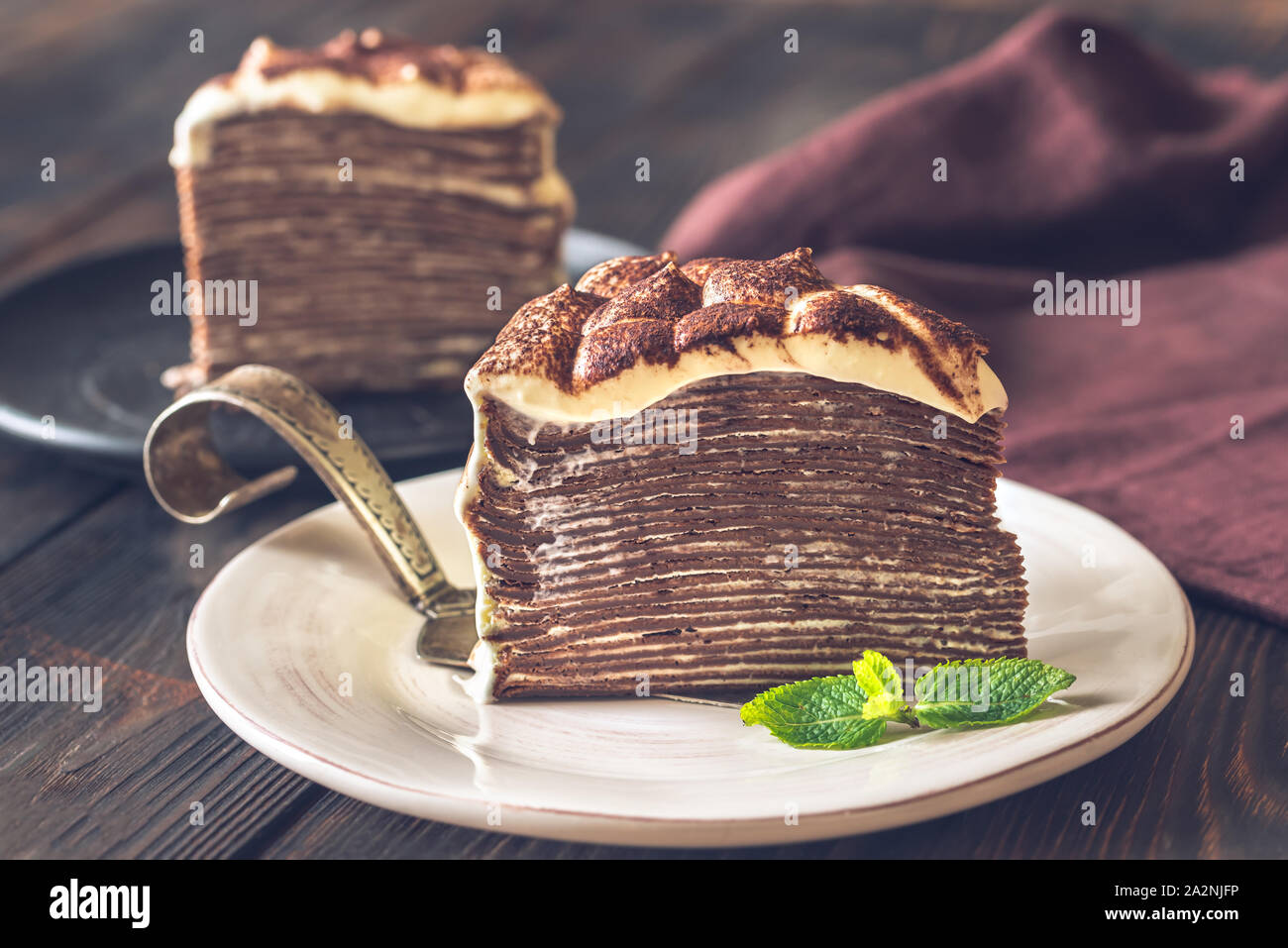 Fetta di tiramisù torta di crepe sulla piastra Foto Stock