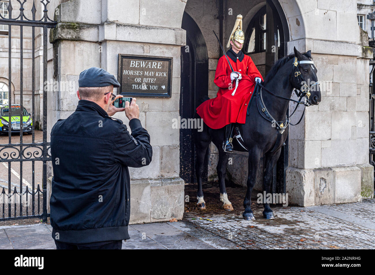 Domestico Sentinella di cavalleria all'entrata delle Guardie a Cavallo, London REGNO UNITO Foto Stock