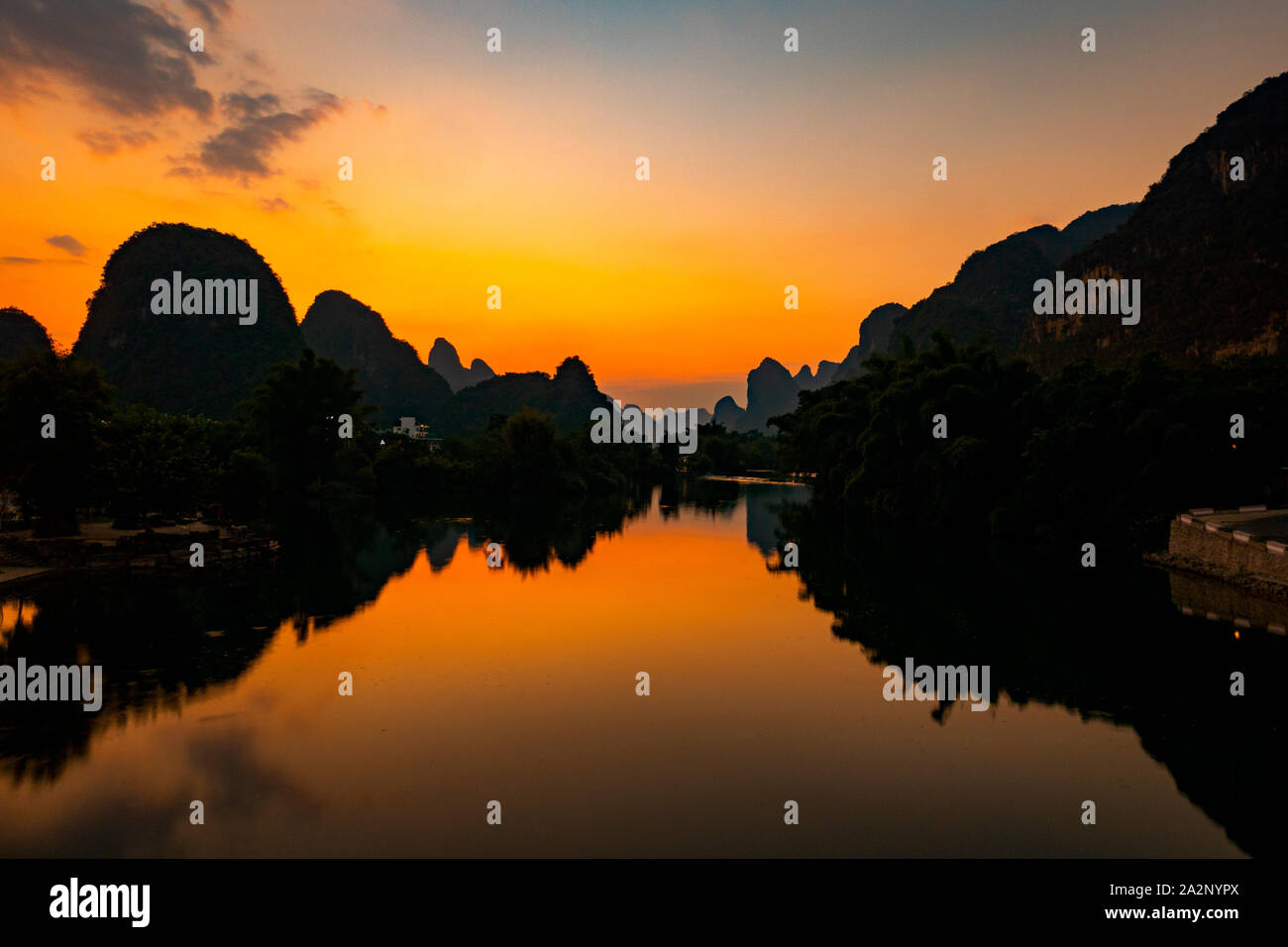 Sunset on li River, Yangshuo, Cina Foto Stock