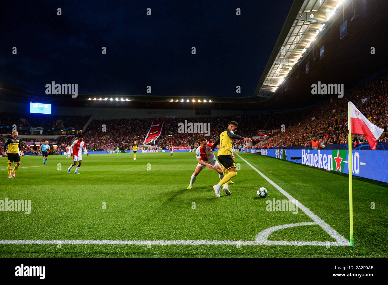 Jan Boril da Slavia Praga (L) e Jadon Sancho da Borussia Dortmund in azione durante la UEFA Champions League (Gruppo F) match tra Slavia Praga e Borussia Dortmund in Praga.(punteggio finale; Slavia Praga 0:2 Borussia Dortmund) Foto Stock