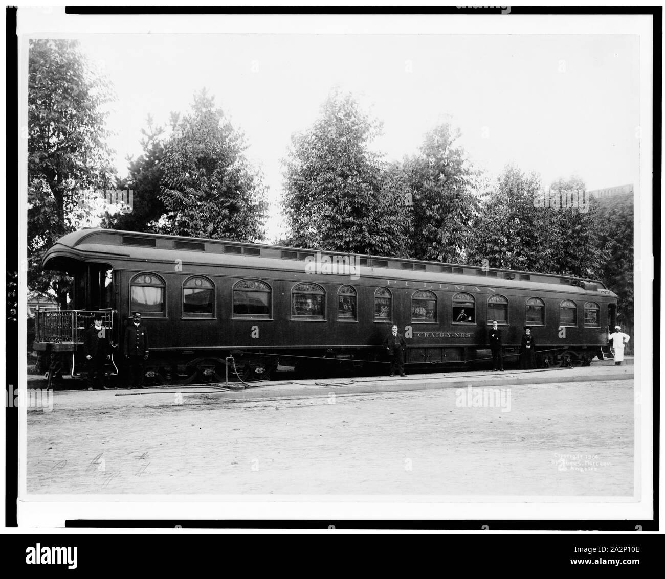 Auto Pullman Craig-Y-NOS, con la sua personale e membri della Adelina Patti gruppo esterno permanente Foto Stock