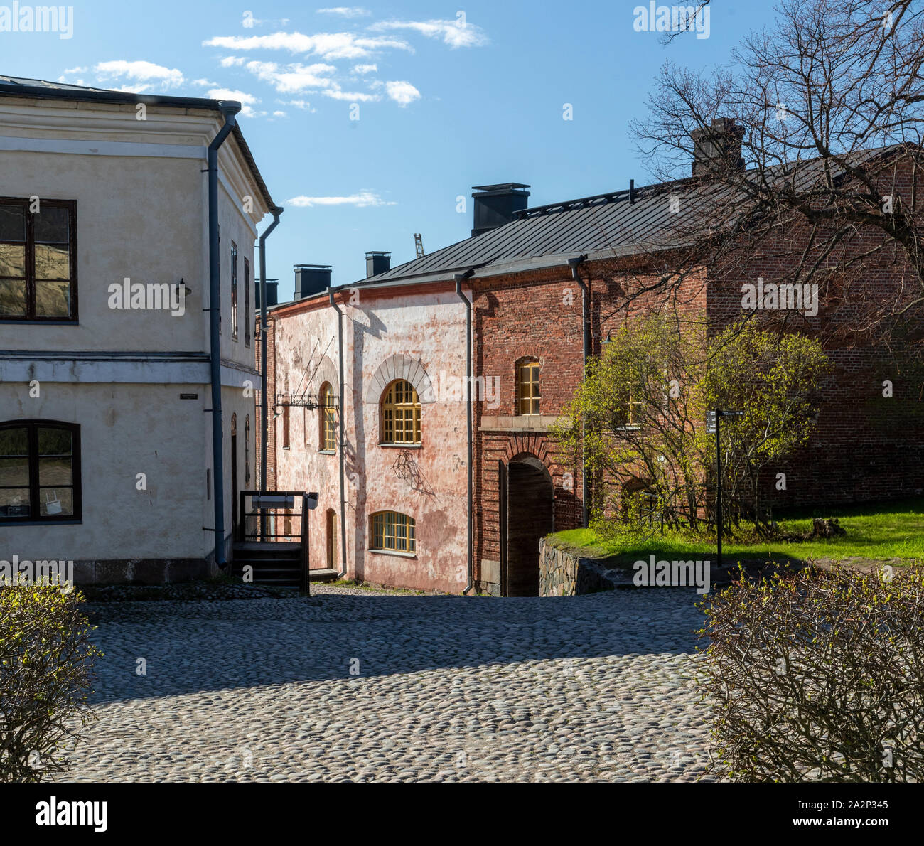 Inizio della primavera vista di magazzini, Fortezza di Suomenlinna, Helsinki, Finlandia Foto Stock